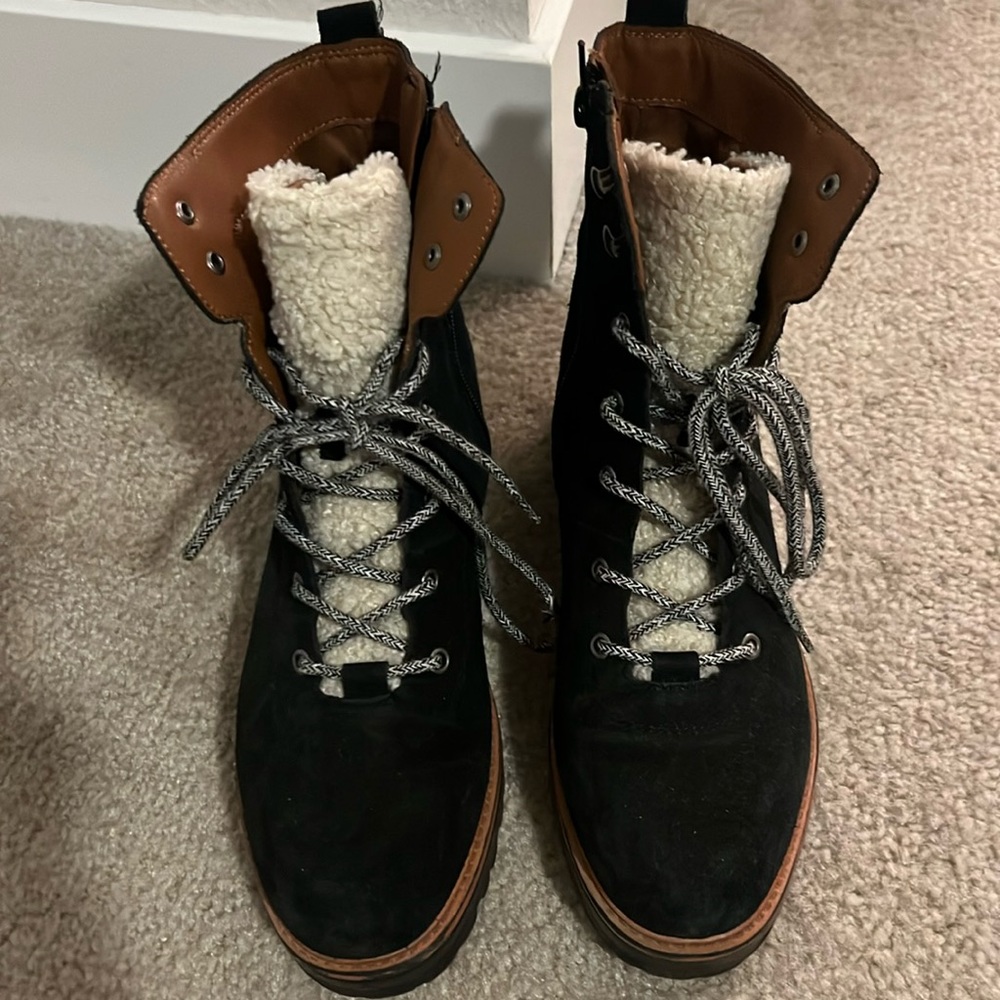 Women Marc fisher size 8 black suede bootie with cream furry tongue